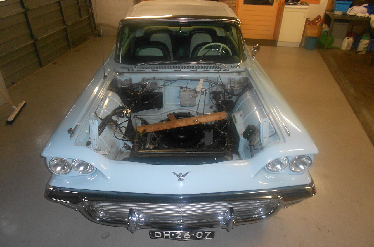 Thunderbird 1959 in de werkplaats met open motorkap tijdens het sleutelen.